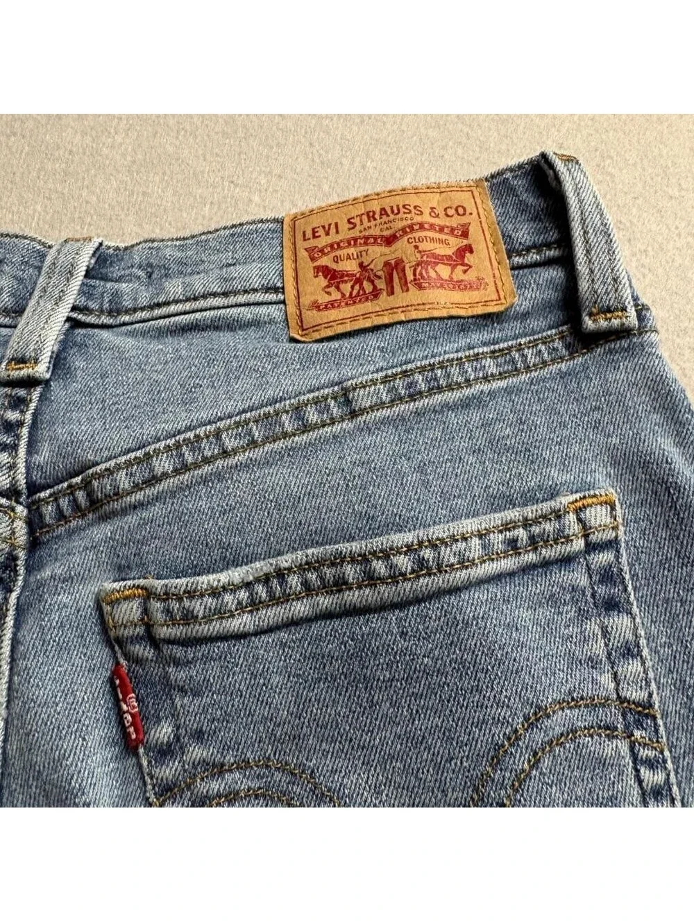 Levis High Waisted Mom Jeans Womens 28 Blue Stretch Denim Tapered Leg W28 L27